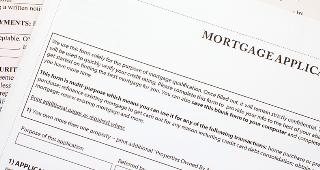 Mortgage application © Sakarin Sawasdinaka/Shutterstock.com