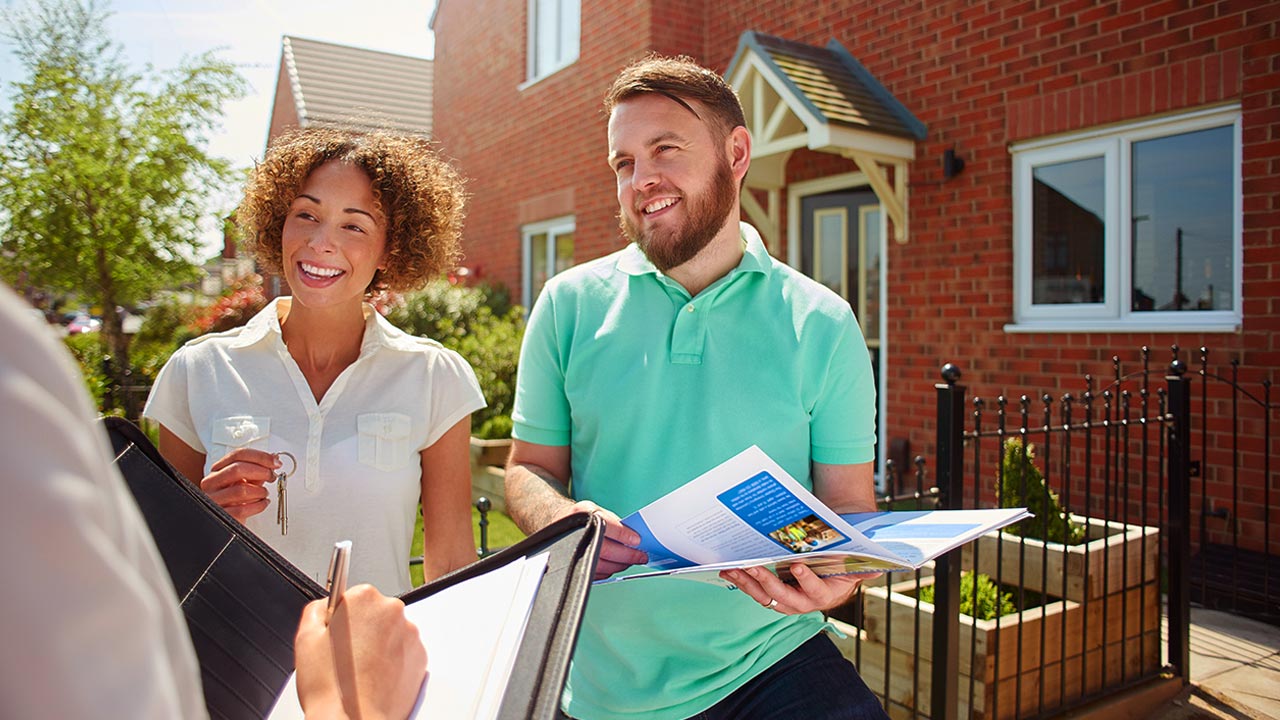 Mortgage rates hit 6-month low Couple looking to buy a house | sturti/Getty Images