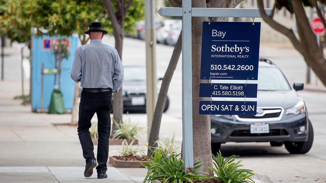 Mortgage rates hold at low levels David Paul Morris/Bloomberg via Getty Images