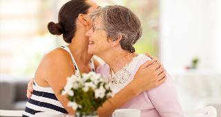 Mother and daughter hugging © michaeljung/Shutterstock.com