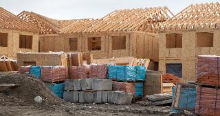 New houses under construction © AleksandrN/Shutterstock.com