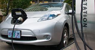 Nissan Leaf at charging station © cleanfotos/Shutterstock.com