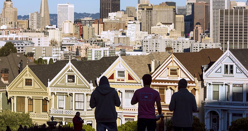 As mortgage rates dip to a 2017 low, homebuyers stay on the sidelines People looking at houses in San Francisco | David Paul Morris/Bloomberg via Getty Images