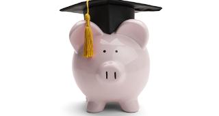 Piggy bank wearing graduation cap © Mega Pixel/Shutterstock.com