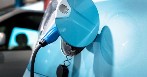 Power supply charging electric car © Anna Vaczi/Shutterstock.com