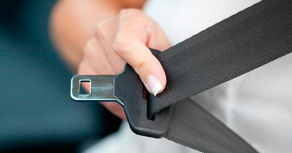 The lowdown on whether to wear a rear seat belt Putting on seat belt | Deepblue4you/E+/Getty Images