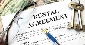 Rental agreement with money keys glasses © andia/Shutterstock.com