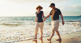 Senior couple holding hands on the beach © EpicStockMedia/Shutterstock.com