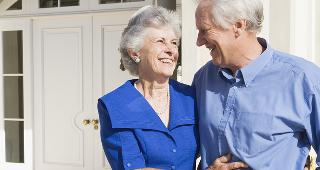 Senior couple standing outside house © Monkey Business Images/Shutterstock.com