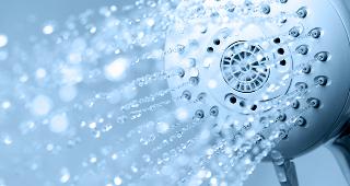 Shower head spraying © ievgen sosnytskyi/Shutterstock.com