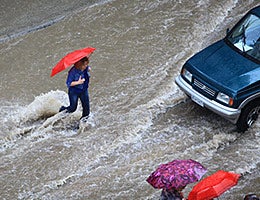 Beware of pedestrians © Portokalis/Shutterstock.com