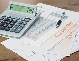 Holding too many bank accounts © jason cox/Shutterstock.com