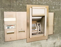 Credit unions have fewer locations © Tyler Olson/Shutterstock.com