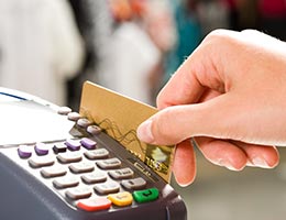 Buying for the cash back © Pressmaster/Shutterstock.com