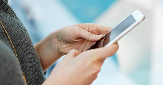 Phony text messages | Mint Images/Getty Images