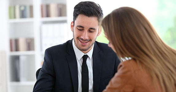 Pay for a session with a financial adviser © Goodluz/Shutterstock.com