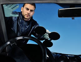 Windshield replacement rip-offs © BhFoton/Shutterstock.com