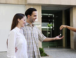Insurance when staying in a stranger's home © mangostock/Shutterstock.com