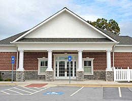 Banks close branches © Mark Winfrey/Shutterstock.com