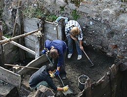 Archaeologist jobs: More than digging for bones © worker/Shutterstock.com