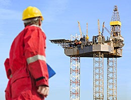 Oil rig worker © Corepics VOF/Shutterstock.com