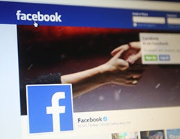 Don't manage social media presence © Northfoto/Shutterstock.com