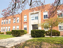 Do homework on the neighborhood schools © Littleny/Shutterstock.com