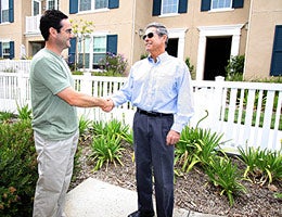 Sellers who hang around the house © Marilyn Volan/Shutterstock.com