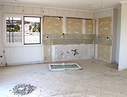 Improper preparation of walls for painting © thelefty/Shutterstock.com