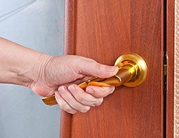 Don't: Ignore 'house rules' © Boris Sosnovyy/Shutterstock.com