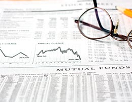 Choose between actively managed and index funds © Svanblar/Shutterstock.com