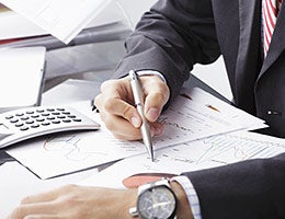 Option to invest in ETFs and individual stocks © Kinga/Shutterstock.com