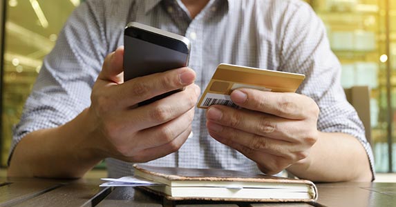 Refinance credit cards before rate hike | zaozaa19/Shutterstock.com