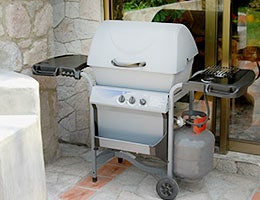 Barbecue grills © Gualberto Becerra/Shutterstock.com
