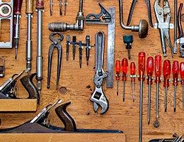 Tool lending © Daleen Loest/Shutterstock.com