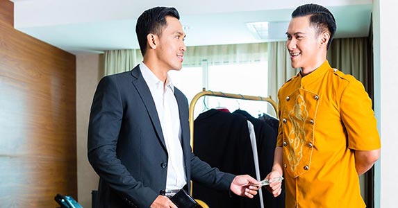 Cash for the hotel staff © Kzenon/Shutterstock.com