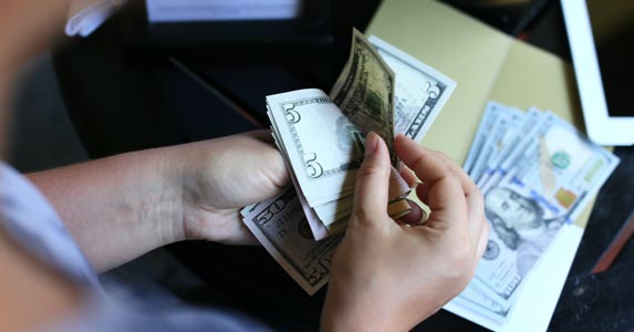 Tipping the wait staff © MediaGroup_BestForYou/Shutterstock.com
