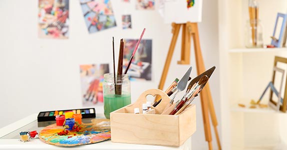 Tricks for affordable art Tricks for affordable art © Africa Studio/Shutterstock.com