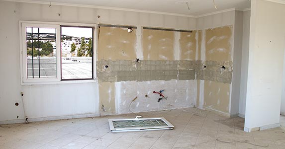 Improper preparation of walls for paintin Improper preparation of walls for painting © thelefty/Shutterstock.com