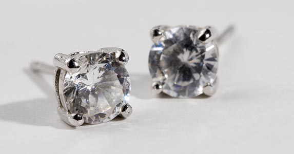 Diamond earrings Diamond earrings © Heintje Joseph T. Lee/Shutterstock.com