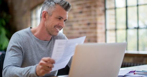 Smiling man working on his computer © iStock