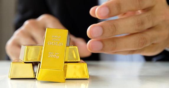 Time to invest in gold? Stacked gold buillions © ponsulak/Shutterstock.com