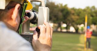 Surveyor team measuring angles © Tom Wang/Shutterstock.com