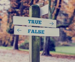 True false sign in park © Gajus/Shutterstock.com