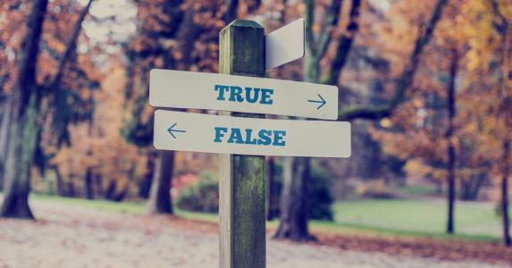 True false sign in park © Gajus/Shutterstock.com
