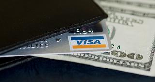 Visa card in wallet © Maria Goncalves - Fotolia.com