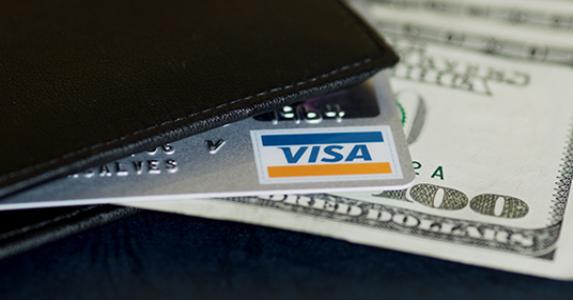 Visa card in wallet © Maria Goncalves - Fotolia.com