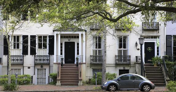 What to know about mortgage points Townhouse in the city with parked car on street | Bruce Yuanyue Bi/Getty Images