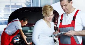 Woman in mechanics' garage © Uwe Annas - Fotolia.com