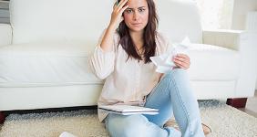 Woman doing budget on floor © wavebreakmedia/Shutterstock.com